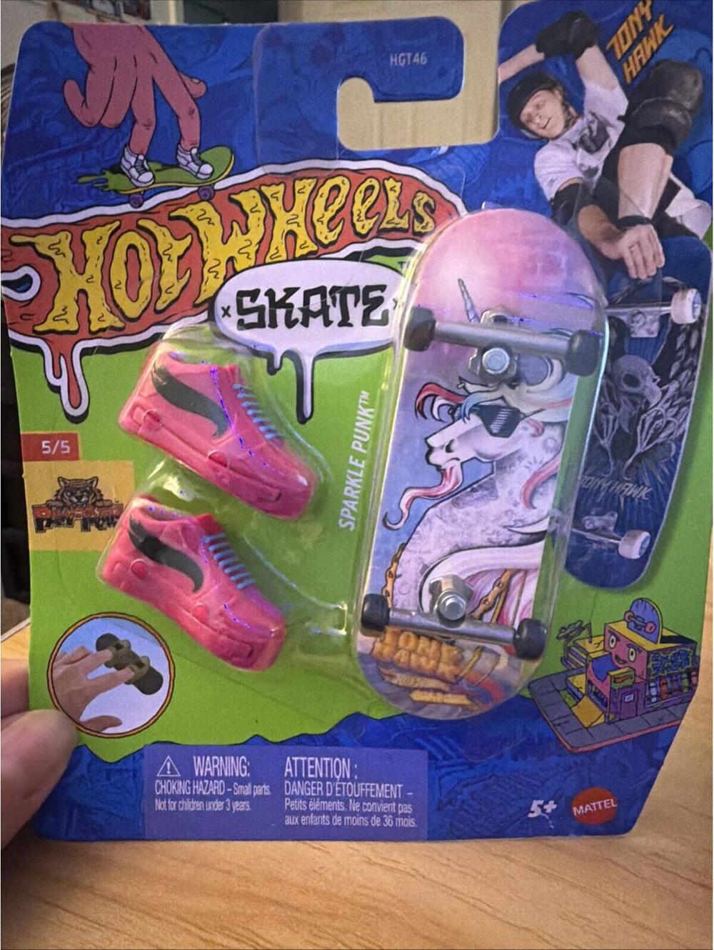 Mattel Hot Wheels Skate Paw-Traits Sparkle Punk Unicorn Finger Skateboard Set